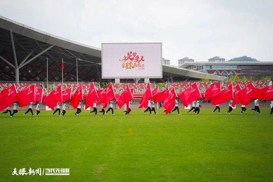 后来袁咏仪大红大紫，但始终没忘周润发对她的提携，也一直非常渴望能与偶像合作，没想到一等就是33年